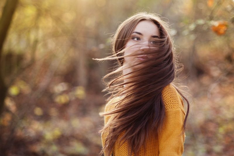 jak dbać o włosy jesienią