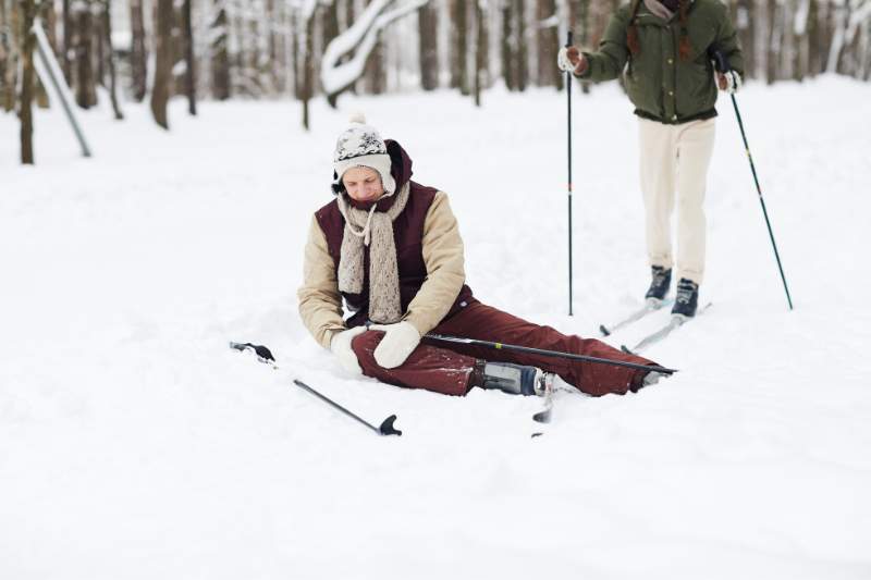 Kontuzje i urazy w sportach zimowych – skuteczna rehabilitacja