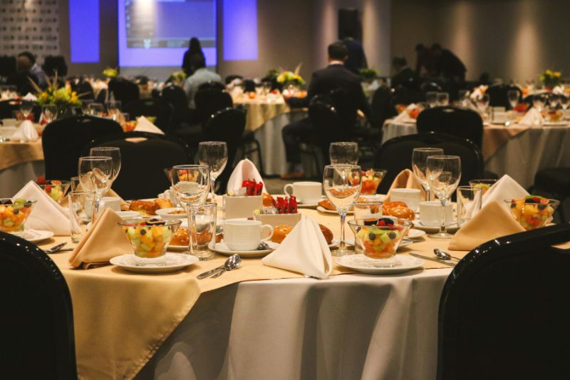 Nakryty stół w restauracji