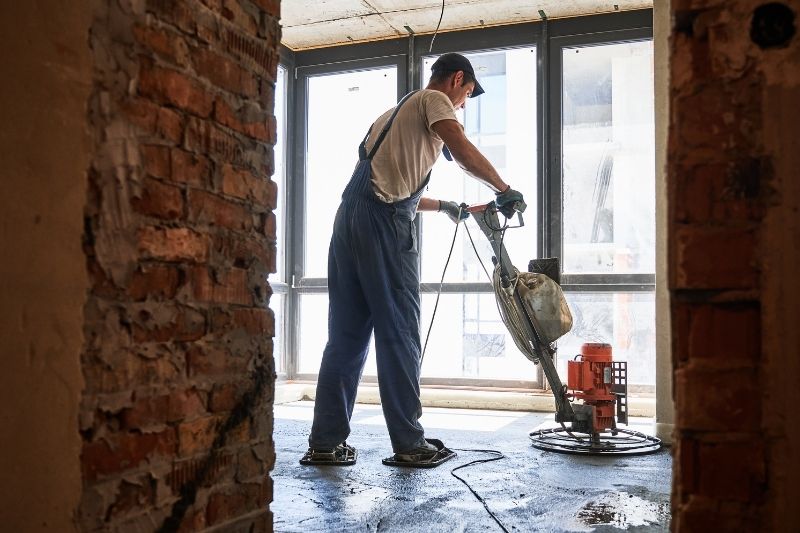 Mężczyzna wykonujący wylewki maszynowe w domu w Nowym Targu – etap prac ważny dla komfortu i estetyki wnętrz