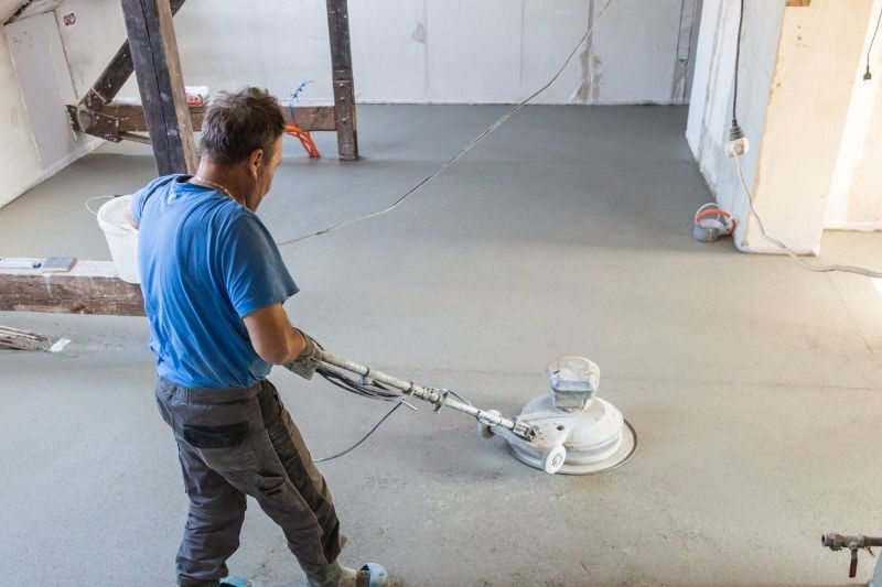 Prace remontowe i wylewki maszynowe w Nowym Targu wykonywane przez fachowca – solidna baza pod kobiece wnętrza